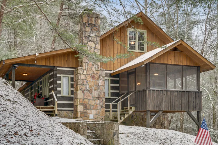 Mossie Oak Cabin exterior