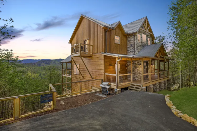 The Hidden Owl Mountain Lodge exterior