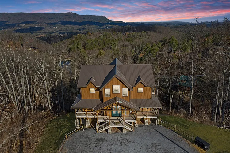Moonshine Mountain Lodge exterior