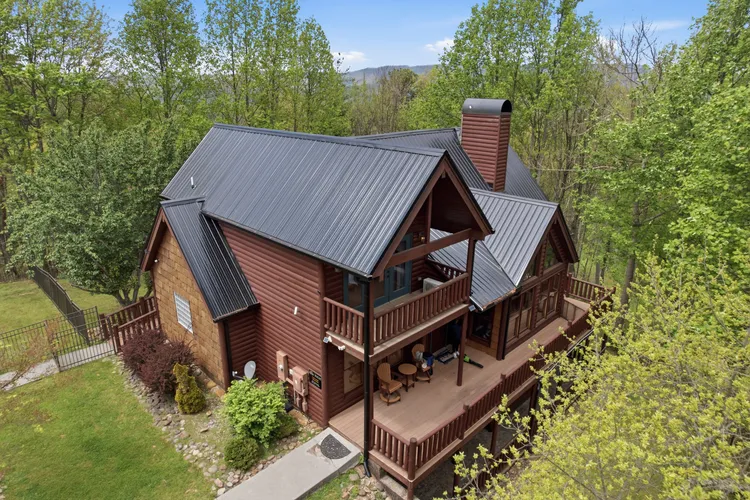 Pine Cone Cabin exterior