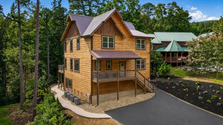 Putts and Pines Cabin Retreat exterior