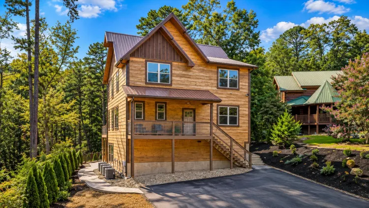 Putts and Pines Cabin Retreat exterior