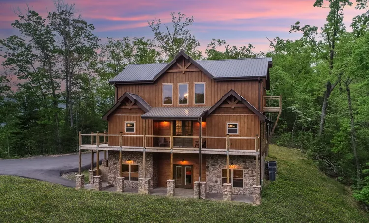 Stone Mountain Lodge exterior